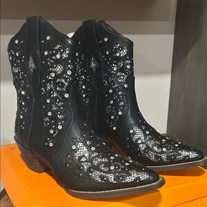 Black Embellished Western cowgirl Boots new in box size 7